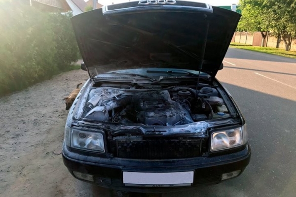 В Кобрине горела легковушка – огнем повредило моторный отсек и капот В Кобрине горела легковушка – огнем повредило моторный отсек и капот