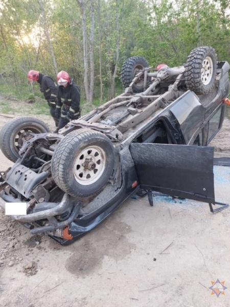 В Бресте перевернулся внедорожник. Работниками МЧС спасена девушка В Бресте перевернулся внедорожник. Работниками МЧС спасена девушка
