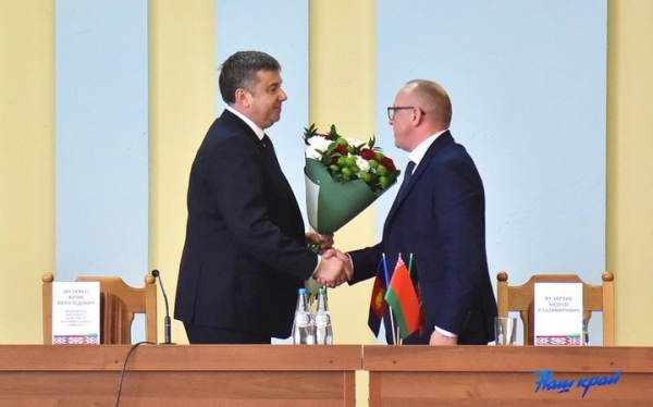 Губернатор Брестчины Юрий Шулейко представил нового руководителя птицефабрики «Дружба» Губернатор Брестчины Юрий Шулейко представил нового руководителя птицефабрики «Дружба»