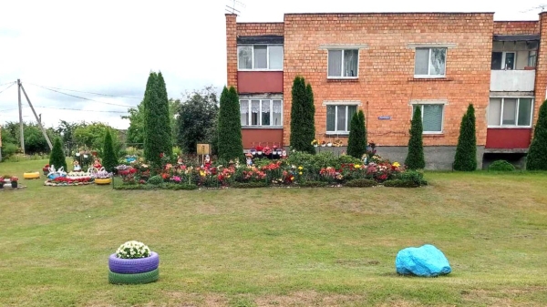 Посмотрите, какую клумбу в Брестской области обустроила семья Посмотрите, какую клумбу в Брестской области обустроила семья