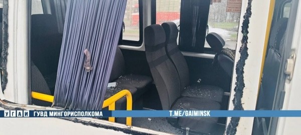 У самосвала лопнуло колесо. В проезжавшей рядом маршрутке повыбивало стекла У самосвала лопнуло колесо. В проезжавшей рядом маршрутке повыбивало стекла