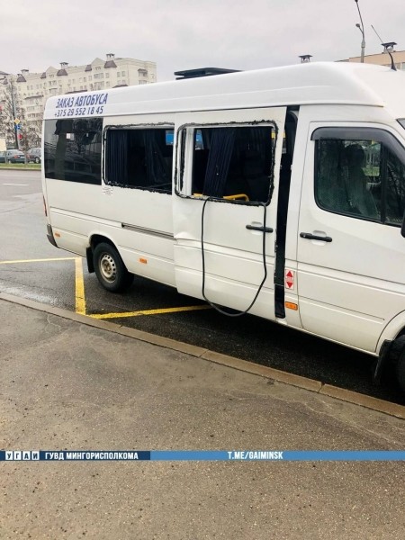 У самосвала лопнуло колесо. В проезжавшей рядом маршрутке повыбивало стекла У самосвала лопнуло колесо. В проезжавшей рядом маршрутке повыбивало стекла