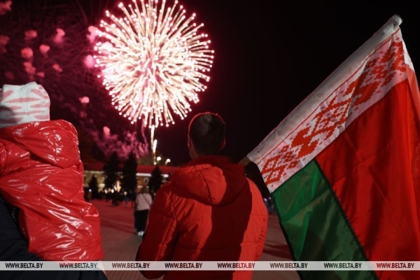 Было очень красиво! Сегодняшний салют в Бресте. Фото и видео Было очень красиво! Сегодняшний салют в Бресте. Фото и видео