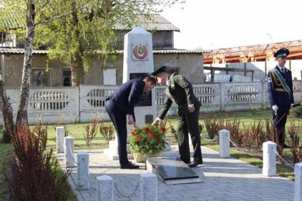 Брестские коммунальники почтили память воинов-пограничников, погибших в годы Великой Отечественной войны