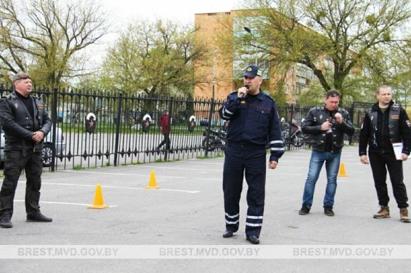 Байкеры в сопровождении ГАИ официально открыли мотосезон в Пинске