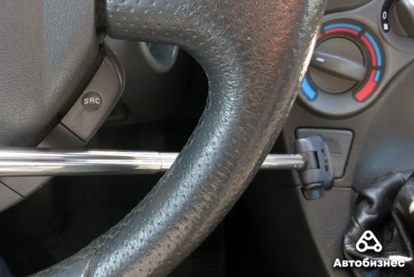 Как открыть дверь авто, если ключи остались внутри? Проверка народных способов Как открыть дверь авто, если ключи остались внутри? Проверка народных способов