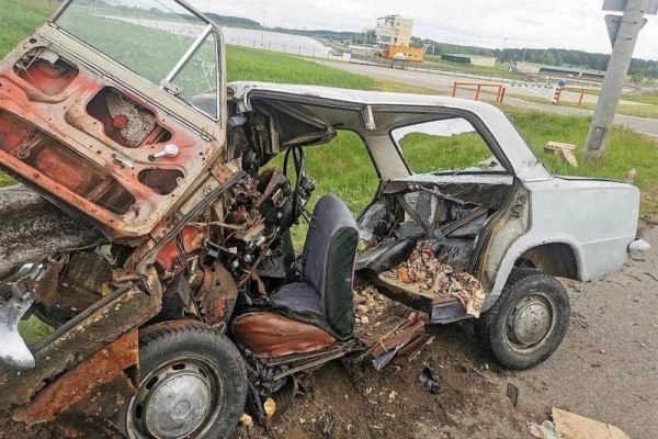 В Беларуси «Жигули» напоролись на отбойник – двое в больнице