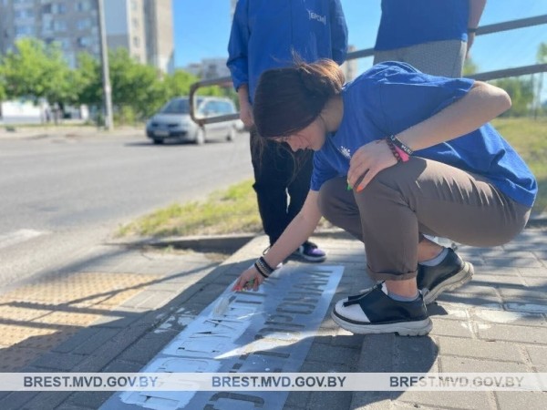 В Бресте у пешеходных переходов появились трафаретные надписи В Бресте у пешеходных переходов появились трафаретные надписи