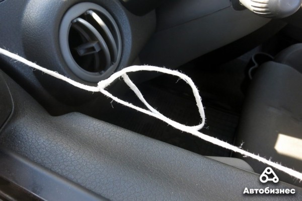 Как открыть дверь авто, если ключи остались внутри? Проверка народных способов Как открыть дверь авто, если ключи остались внутри? Проверка народных способов