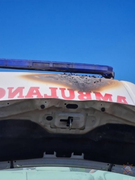 Под Брестом загорелся автомобиль скорой медицинской помощи, перевозивший в реаниматоре младенца