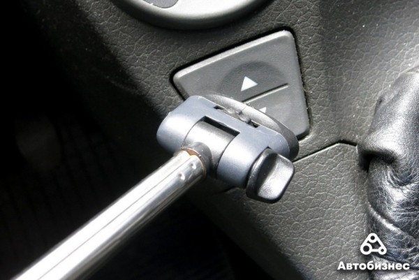 Как открыть дверь авто, если ключи остались внутри? Проверка народных способов Как открыть дверь авто, если ключи остались внутри? Проверка народных способов