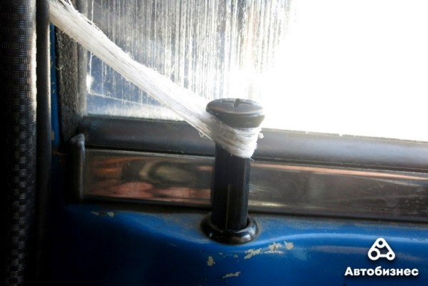 Как открыть дверь авто, если ключи остались внутри? Проверка народных способов Как открыть дверь авто, если ключи остались внутри? Проверка народных способов