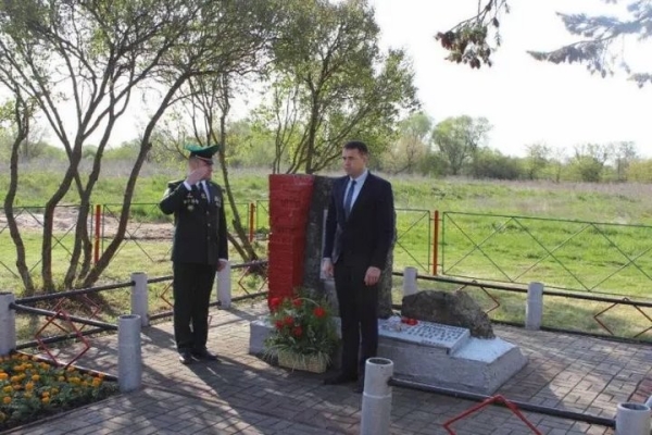 Брестские коммунальники почтили память воинов-пограничников, погибших в годы Великой Отечественной войны