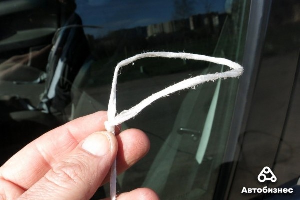 Как открыть дверь авто, если ключи остались внутри? Проверка народных способов Как открыть дверь авто, если ключи остались внутри? Проверка народных способов