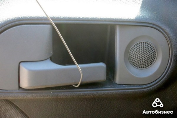 Как открыть дверь авто, если ключи остались внутри? Проверка народных способов Как открыть дверь авто, если ключи остались внутри? Проверка народных способов