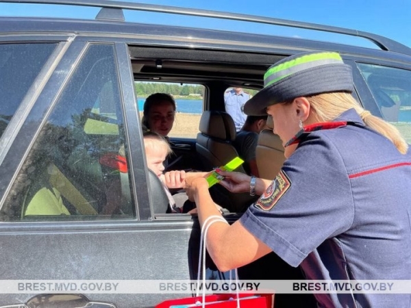 В Бресте сотрудницы ГАИ раздавали мороженое В Бресте сотрудницы ГАИ раздавали мороженое