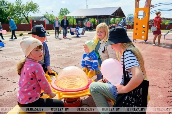 Новую детскую площадку открыли в Нарутовичах (Брестская область) Новую детскую площадку открыли в Нарутовичах (Брестская область)