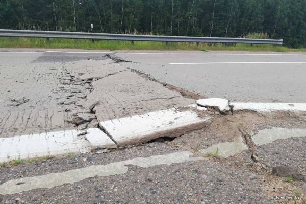 Из-за жары на трассе подняло плиты. Не обошлось без аварий Из-за жары на трассе подняло плиты. Не обошлось без аварий