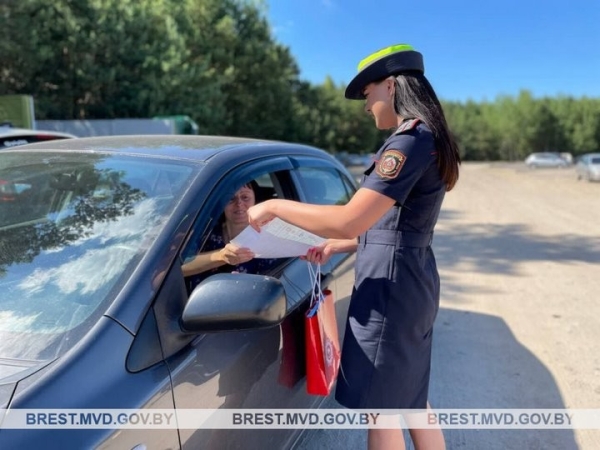 В Бресте сотрудницы ГАИ раздавали мороженое В Бресте сотрудницы ГАИ раздавали мороженое
