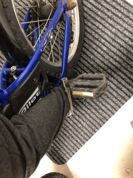 Спасатели освободили ребенка, ногу которого зажало в раме велосипеда Спасатели освободили ребенка, ногу которого зажало в раме велосипеда