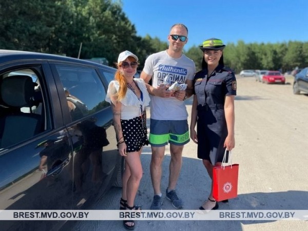 В Бресте сотрудницы ГАИ раздавали мороженое В Бресте сотрудницы ГАИ раздавали мороженое