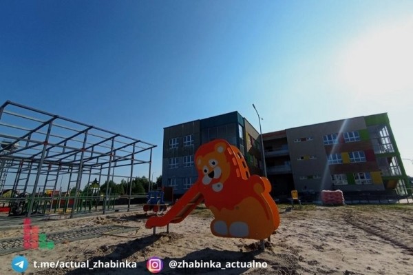 В Жабинке в новом детском саду устанавливают игровые площадки В Жабинке в новом детском саду устанавливают игровые площадки