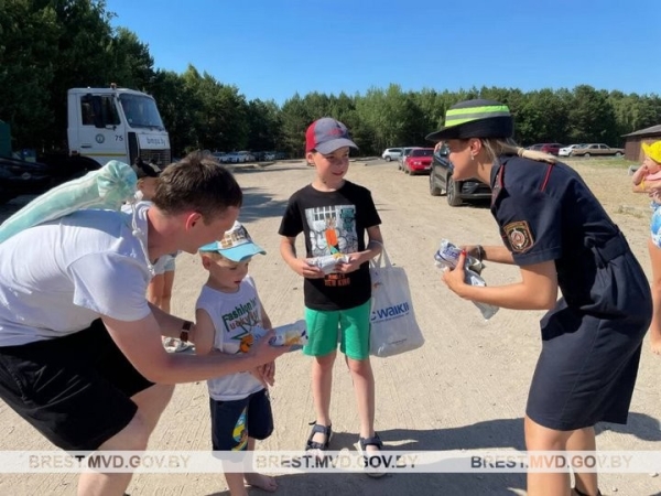 В Бресте сотрудницы ГАИ раздавали мороженое В Бресте сотрудницы ГАИ раздавали мороженое