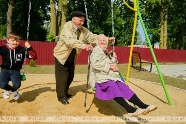 Новую детскую площадку открыли в Нарутовичах (Брестская область) Новую детскую площадку открыли в Нарутовичах (Брестская область)