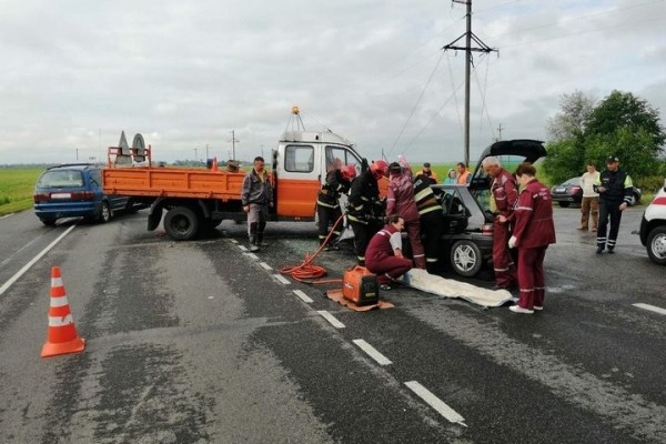 Машина дорожников столкнулась с легковушкой в Березовском районе. Стали известны подробности Машина дорожников столкнулась с легковушкой в Березовском районе. Стали известны подробности