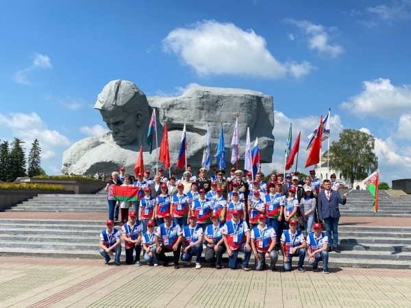 Более 2800 километров пути. В Бресте финишировал автопробег из российского Североморска