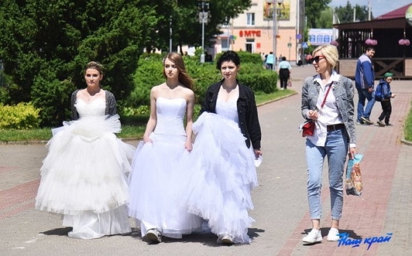 В центре Барановичей гуляли девушки в свадебных платьях. Что это было?