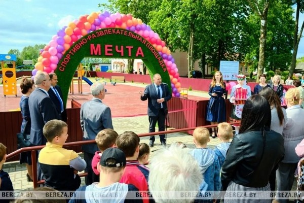 Новую детскую площадку открыли в Нарутовичах (Брестская область) Новую детскую площадку открыли в Нарутовичах (Брестская область)