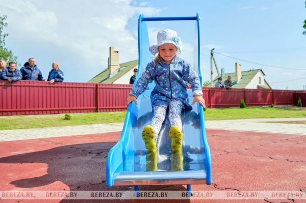 Новую детскую площадку открыли в Нарутовичах (Брестская область) Новую детскую площадку открыли в Нарутовичах (Брестская область)