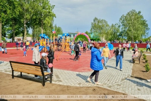 Новую детскую площадку открыли в Нарутовичах (Брестская область) Новую детскую площадку открыли в Нарутовичах (Брестская область)