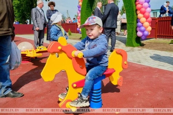 Новую детскую площадку открыли в Нарутовичах (Брестская область) Новую детскую площадку открыли в Нарутовичах (Брестская область)