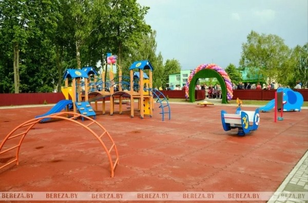 Новую детскую площадку открыли в Нарутовичах (Брестская область) Новую детскую площадку открыли в Нарутовичах (Брестская область)