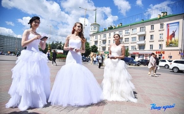 В центре Барановичей гуляли девушки в свадебных платьях. Что это было?