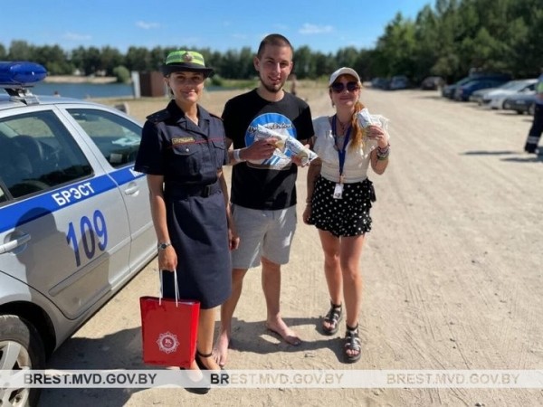 В Бресте сотрудницы ГАИ раздавали мороженое В Бресте сотрудницы ГАИ раздавали мороженое