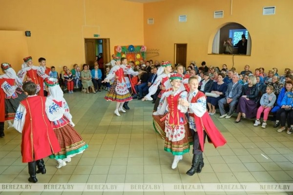 Новую детскую площадку открыли в Нарутовичах (Брестская область) Новую детскую площадку открыли в Нарутовичах (Брестская область)