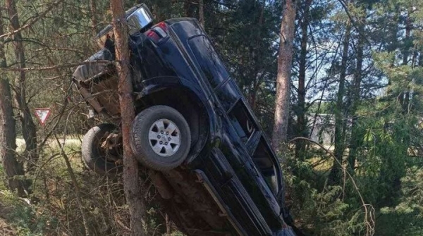 В Кобринском районе автоледи не справилась с управлением, легковушка повисла на дереве В Кобринском районе автоледи не справилась с управлением, легковушка повисла на дереве