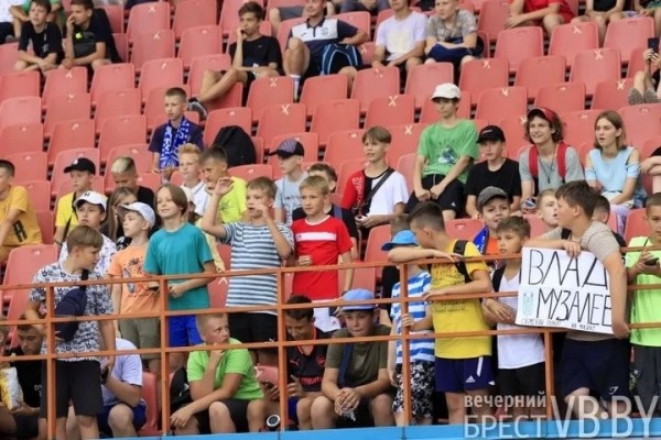 Ветераны брестского «Динамо» сыграли с командой блогеров и тиктокеров. И проиграли Ветераны брестского «Динамо» сыграли с командой блогеров и тиктокеров. И проиграли