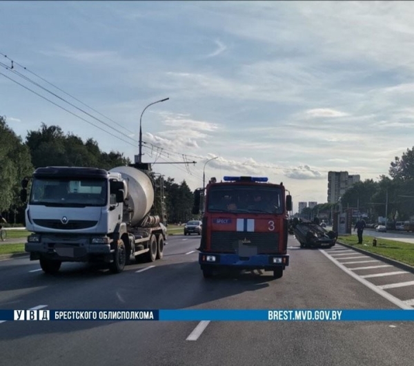 В Бресте перевернулся автомобиль. Стали известны подробности