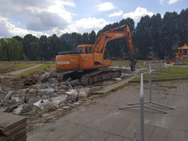 
                Брестчанка: разбирают бассейн детского городка возле ФОКа. В историю уходит целая эпоха
            