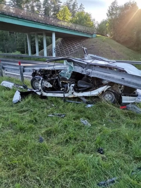 На М1 легковушка врезалась в ограждение разделительной полосы На М1 легковушка врезалась в ограждение разделительной полосы