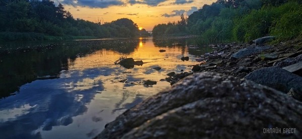 Читатель: Вечерняя Брестская крепость и Западный Буг
Читатель: Вечерняя Брестская крепость и Западный Буг