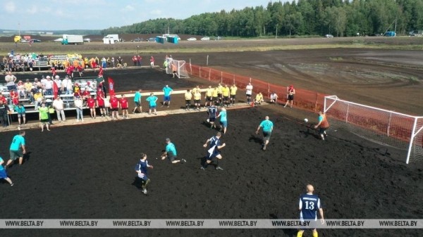 Смотрите, как в Беларуси играют в болотный футбол