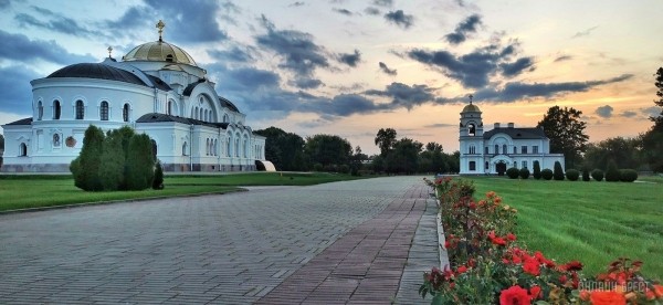 Читатель: Вечерняя Брестская крепость и Западный Буг
Читатель: Вечерняя Брестская крепость и Западный Буг