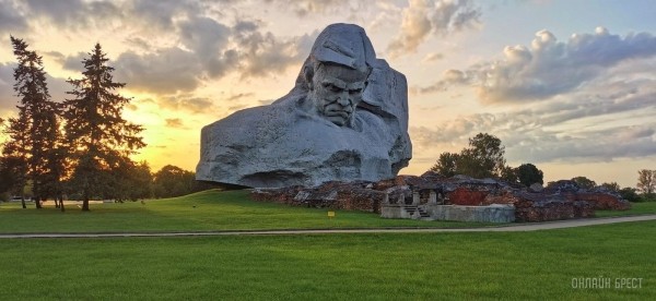 Читатель: Вечерняя Брестская крепость и Западный Буг
Читатель: Вечерняя Брестская крепость и Западный Буг