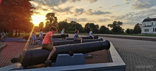 Читатель: Вечерняя Брестская крепость и Западный Буг
Читатель: Вечерняя Брестская крепость и Западный Буг