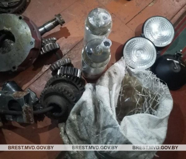 Случай в Брестской области: фары и шестерни для своего будущего трактора присвоил механизатор сельхозпредприятия